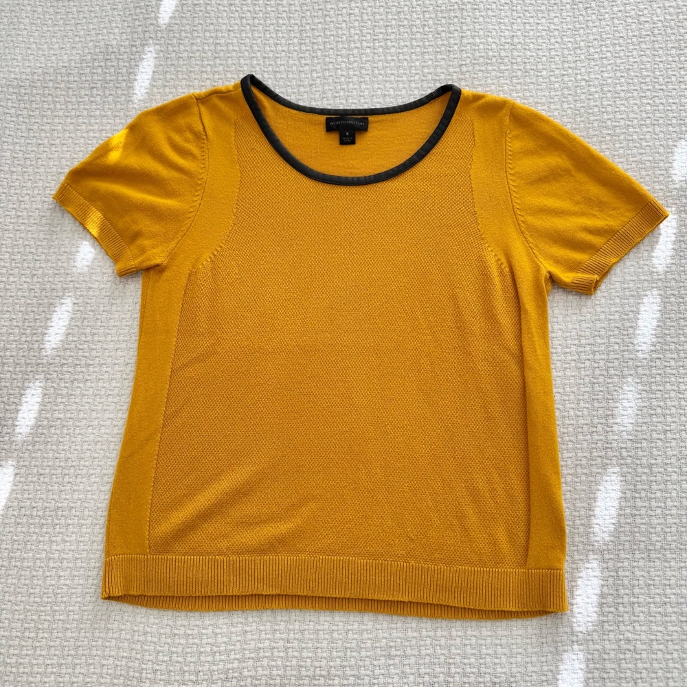 Worthington Yellow Short Sleeve Knit Shirt Women’s Small, Faux Leather Collar